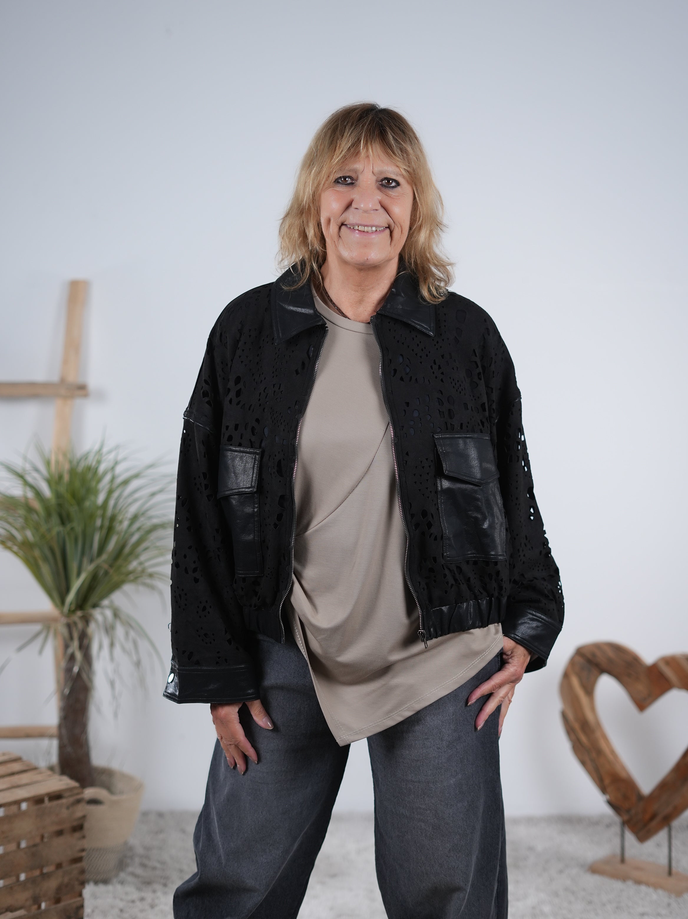 Kunstlederjacke mit Lochstickerei