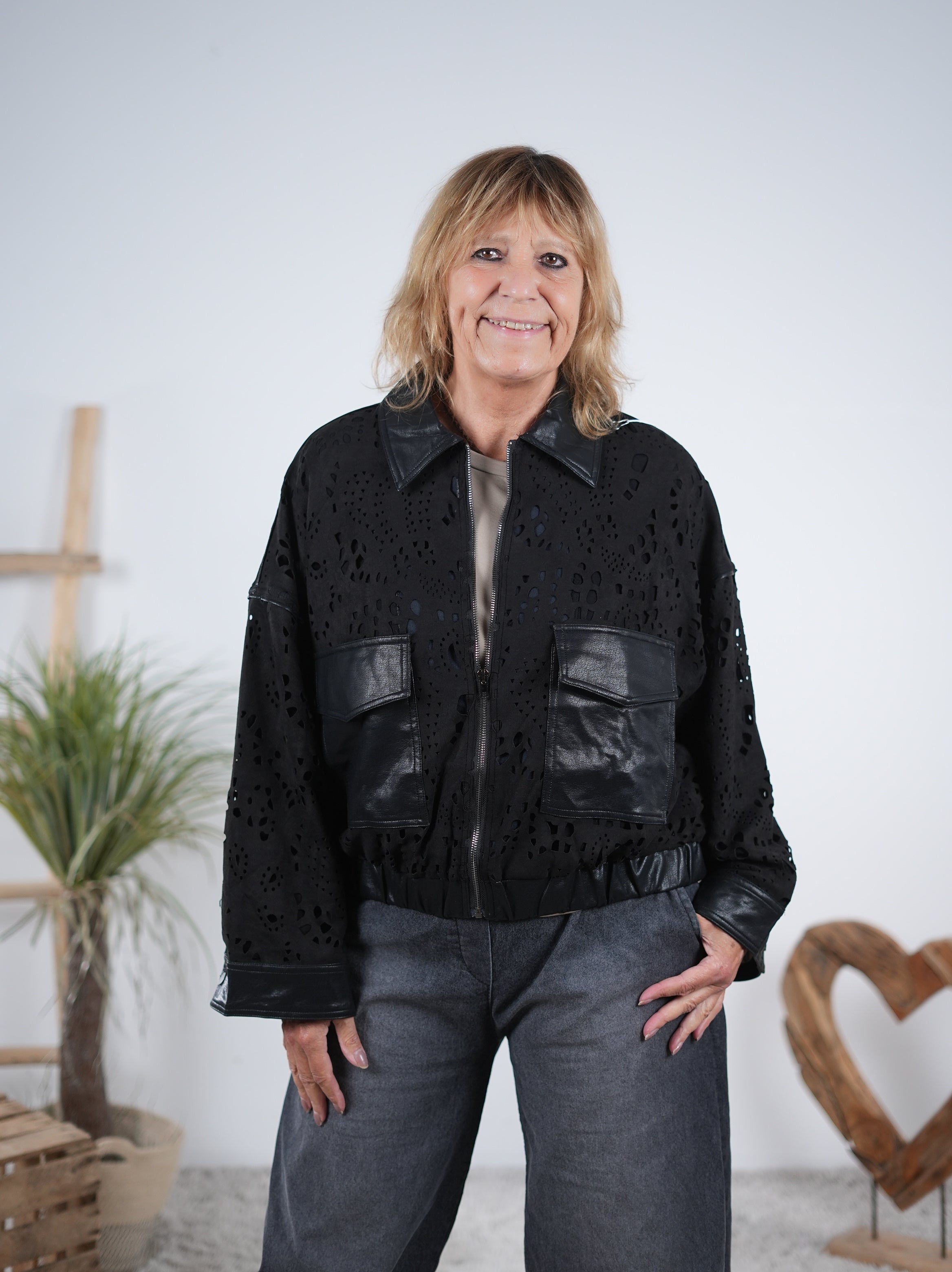 Kunstlederjacke mit Lochstickerei