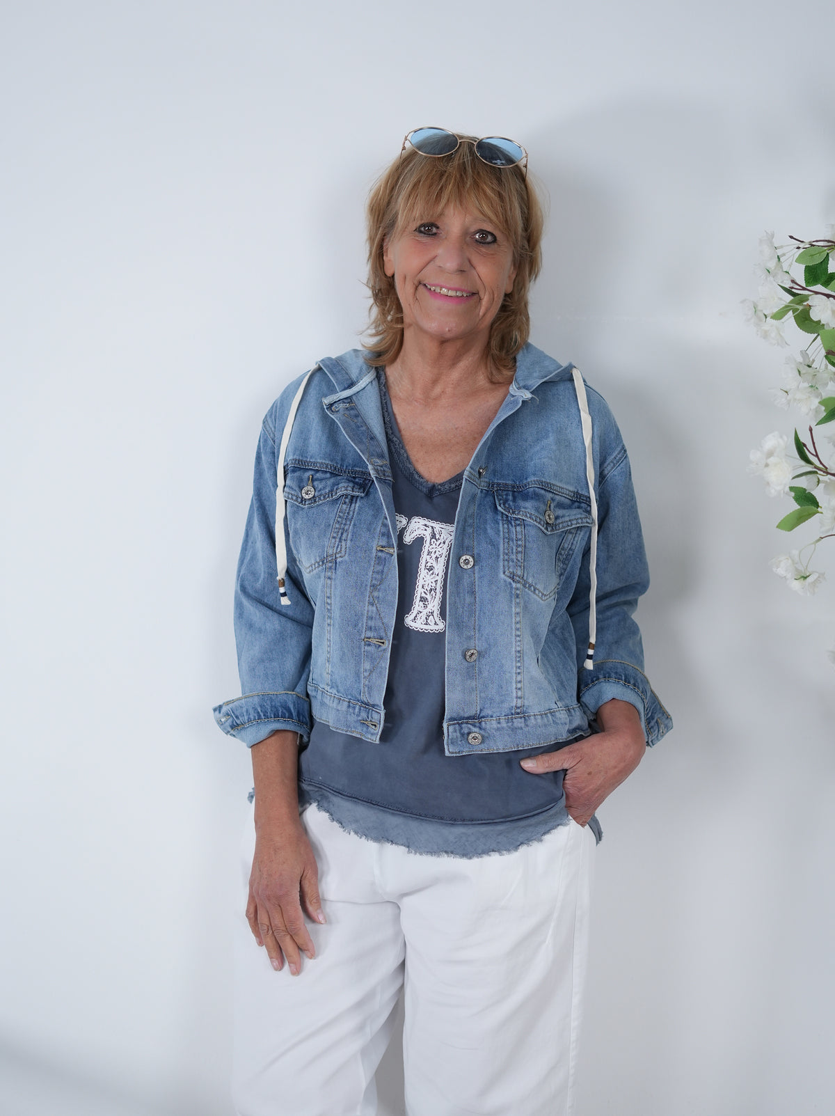 Kurze Jeansjacke mit Kapuze