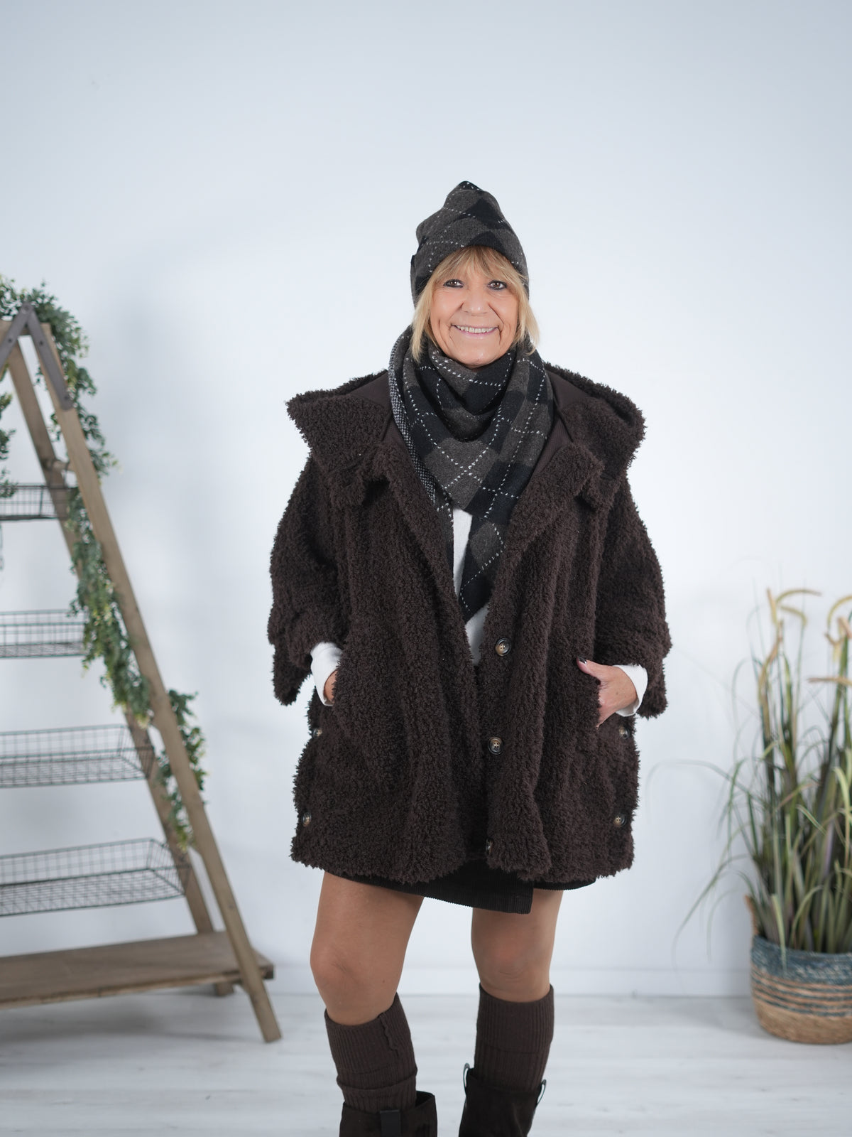 Kuschelige Poncho Jacke mit großer Kapuze Schoko