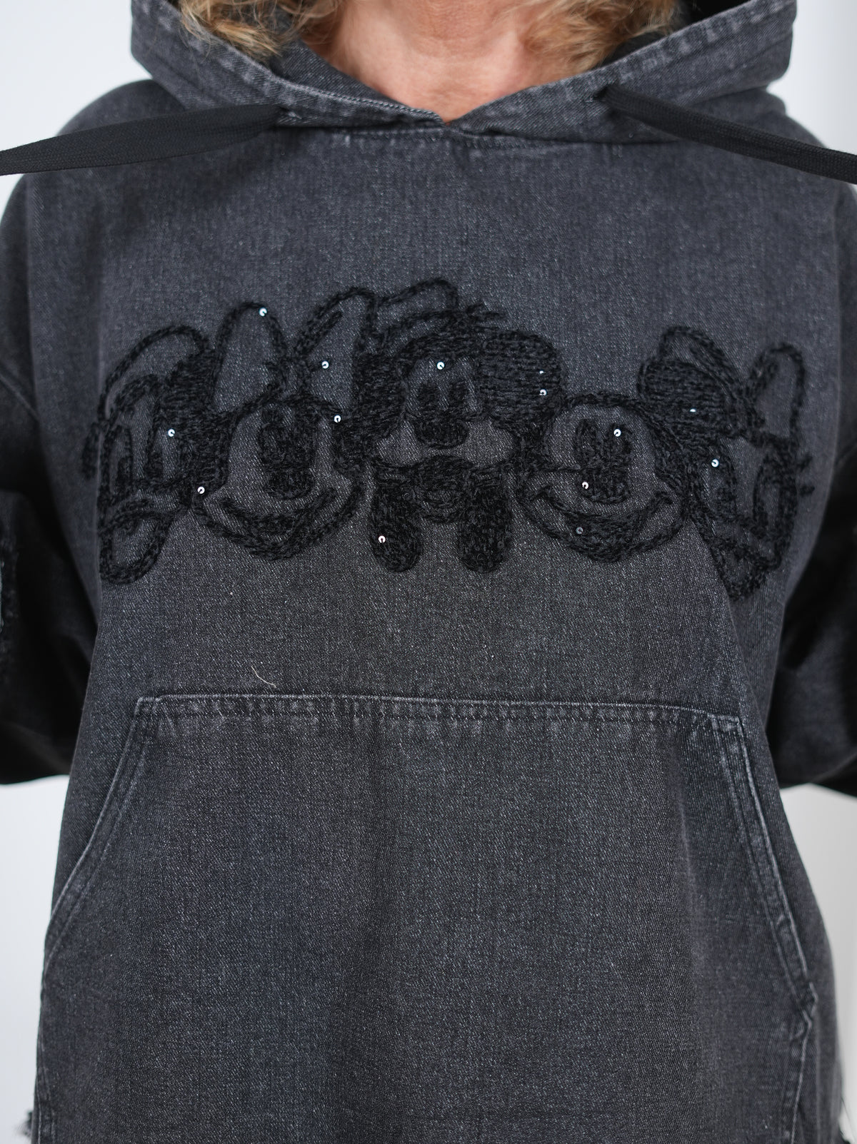 lässiger oversize Sweater mit Jeans Einsatz und Pailletten