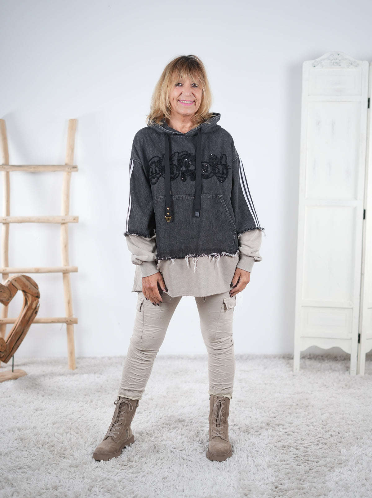 lässiger oversize Sweater mit Jeans Einsatz und Pailletten