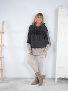 lässiger oversize Sweater mit Jeans Einsatz und Pailletten