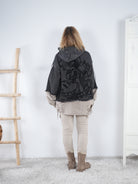 lässiger oversize Sweater mit Jeans Einsatz und Pailletten