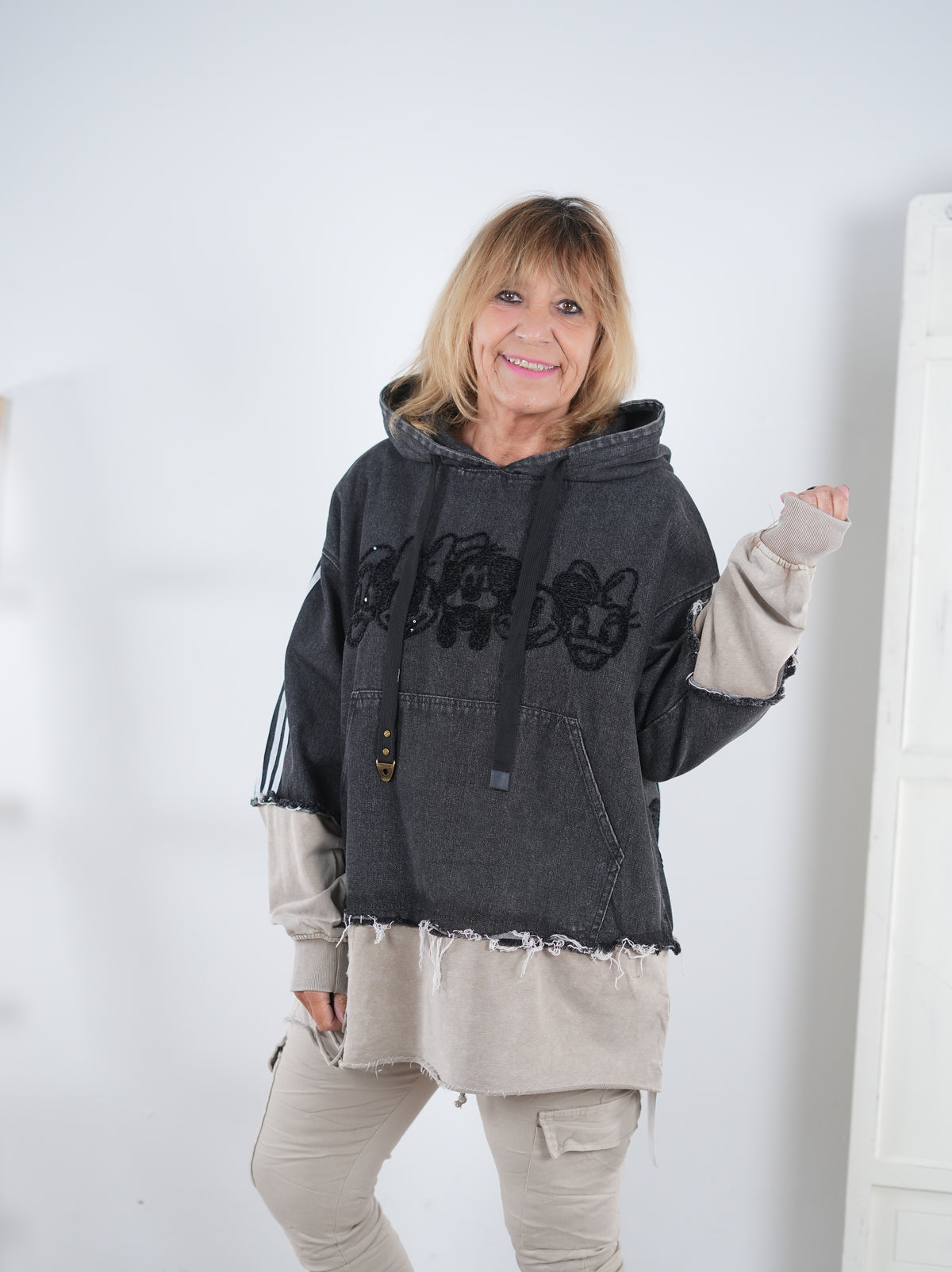 lässiger oversize Sweater mit Jeans Einsatz und Pailletten