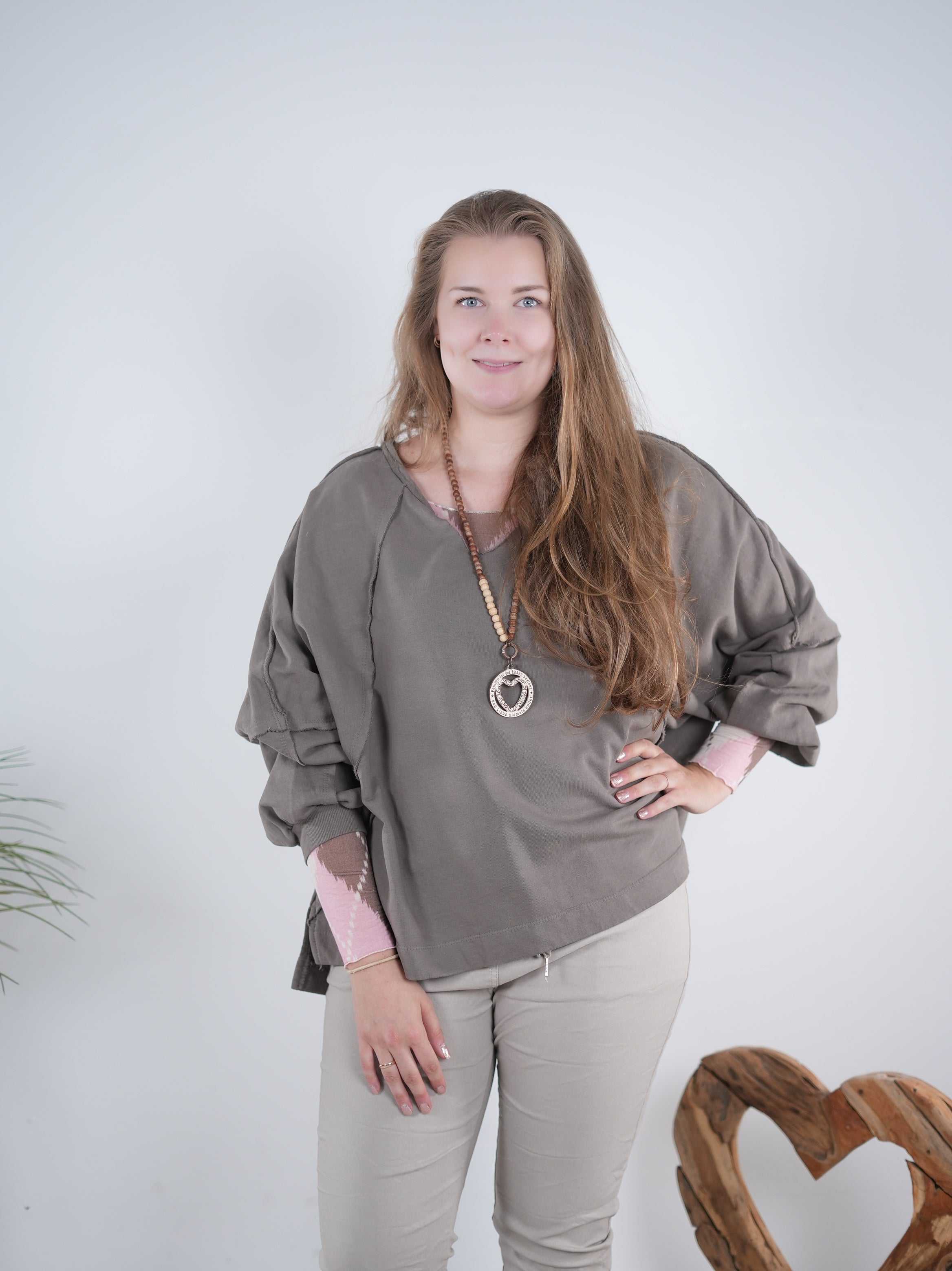 lässiges oversized Sweaty mit auffälligem Ausschnitt Taupe