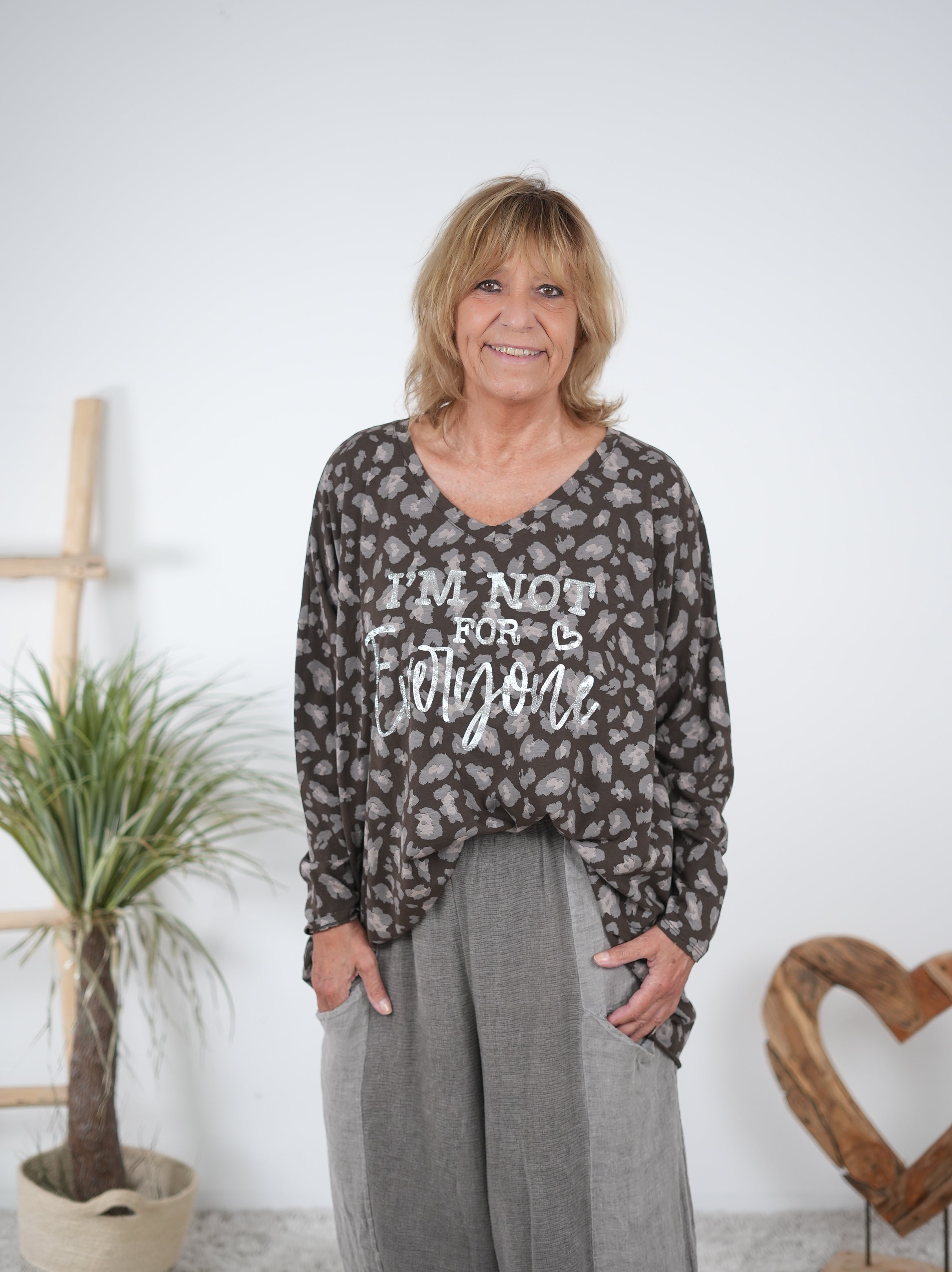 langarm Shirt im Leo Print mit Strasssteinen verziert