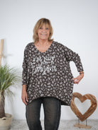 langarm Shirt im Leo Print mit Strasssteinen verziert