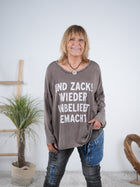langarm Shirt mit Statement Motiv und überschnittenem Arm