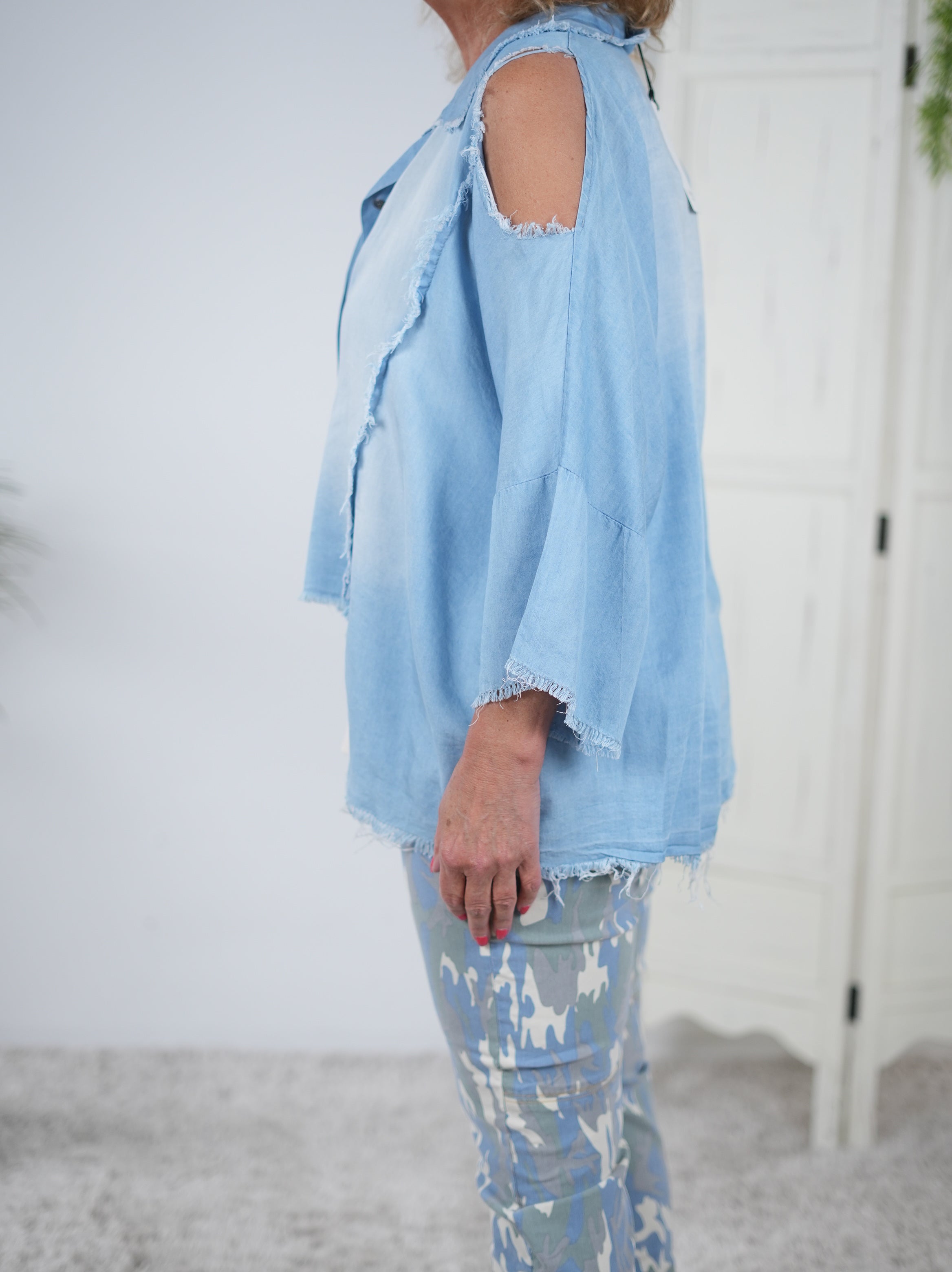 Leichte Bluse mit Cut Outs im Jeans Look