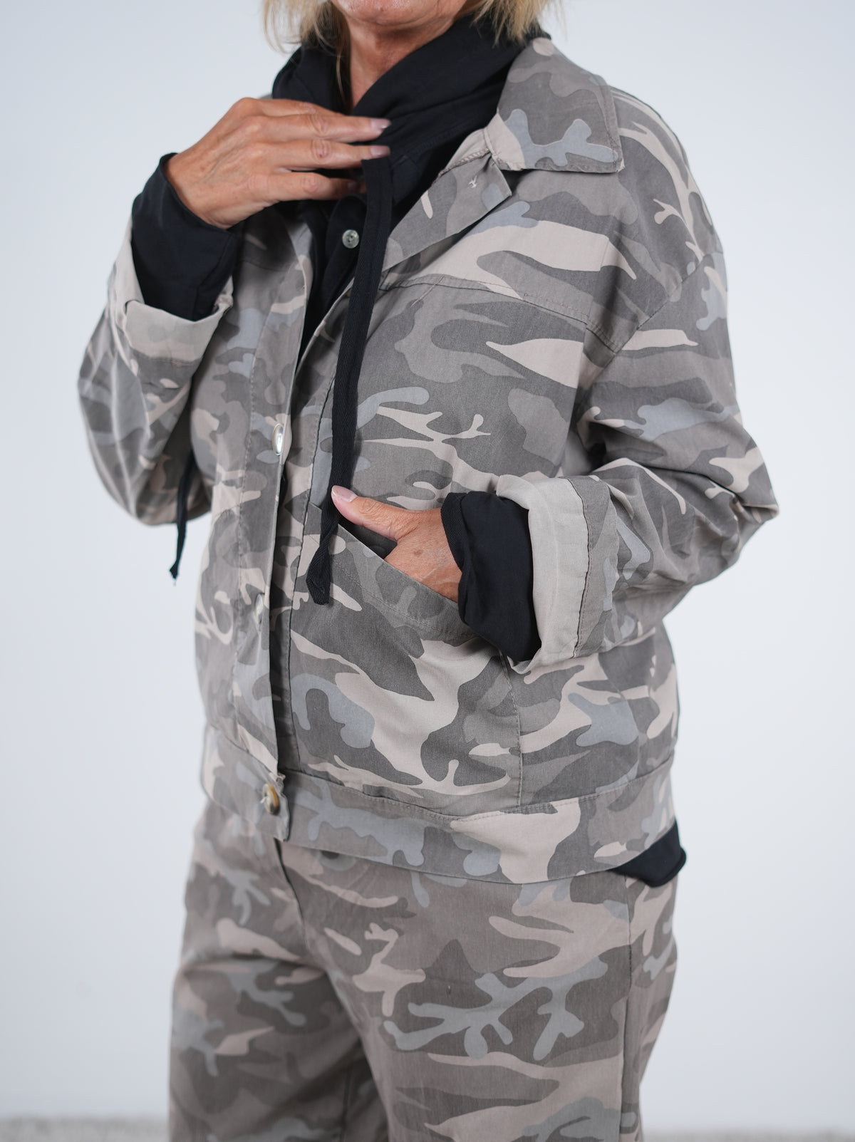 Leichte Camouflage Jacke mit Knopfleiste