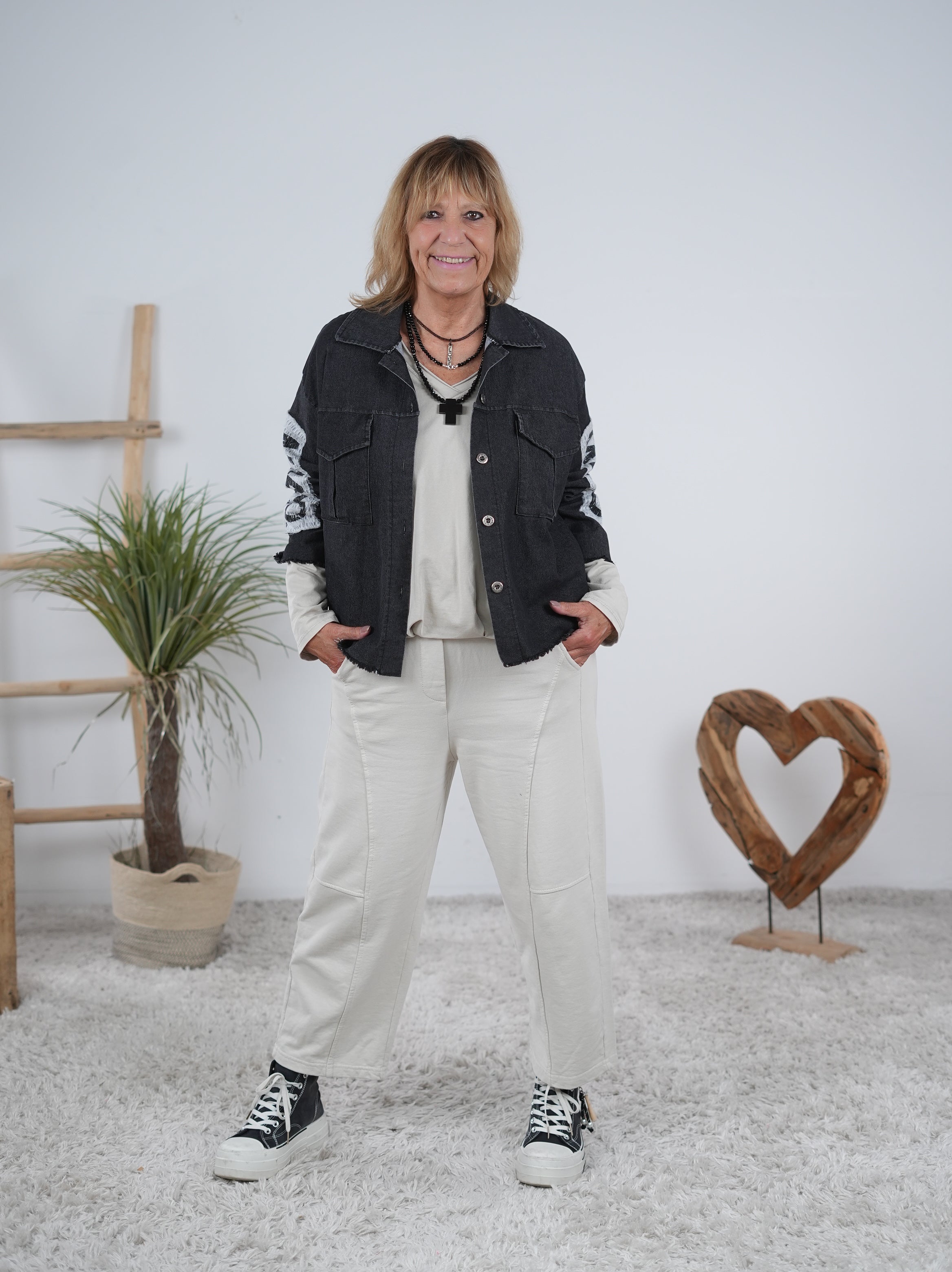 leichte Jeans Jacke mit Patches und ausgefransten Abschlüssen