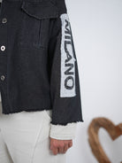 leichte Jeans Jacke mit Patches und ausgefransten Abschlüssen
