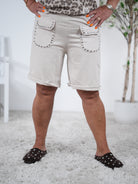 Leichte Shorts mit aufgesetzten Eingriffstaschen und Nieten Beige