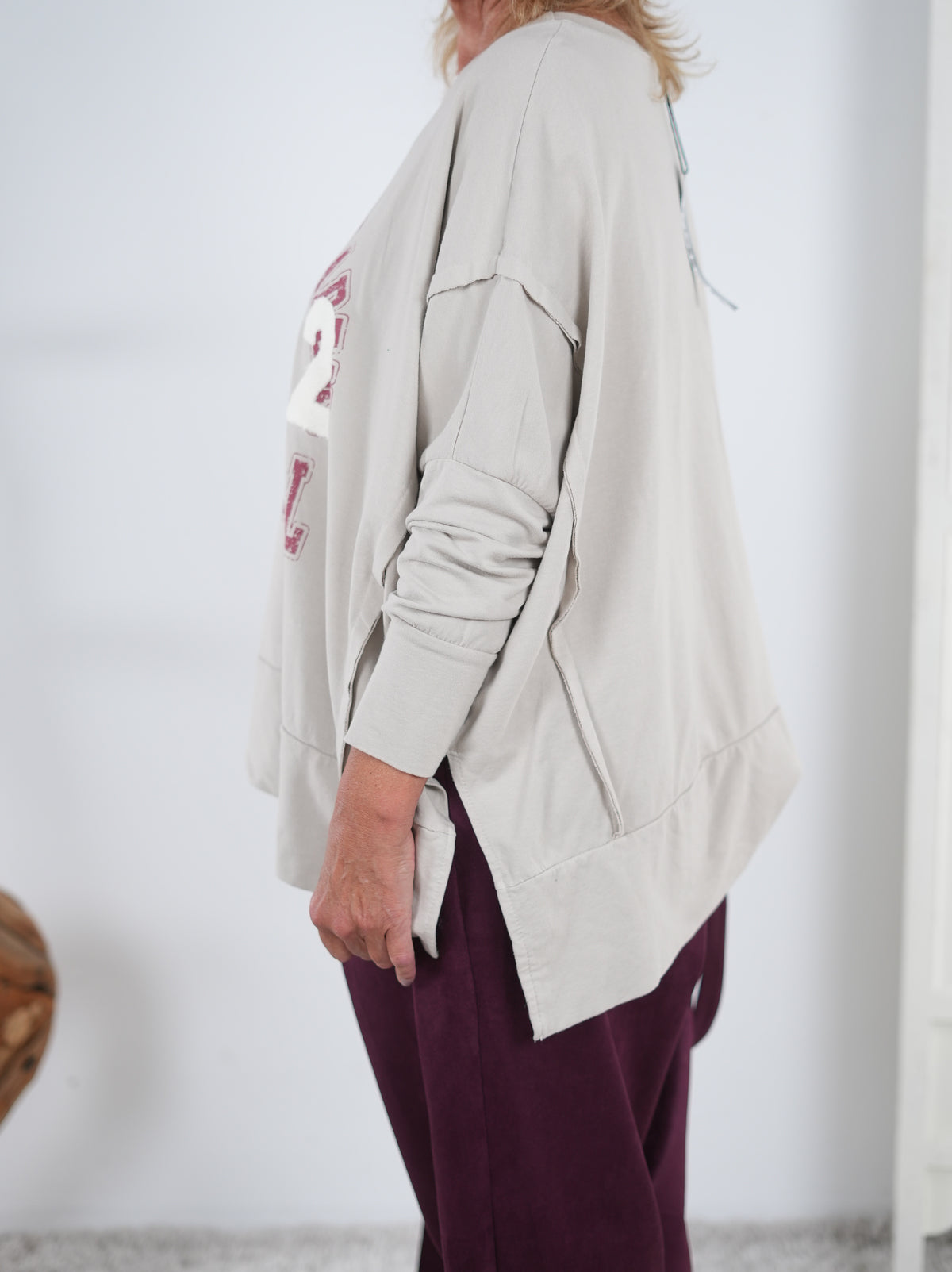 Leichtes Sweaty mit breitem Bündchen und Beflockung