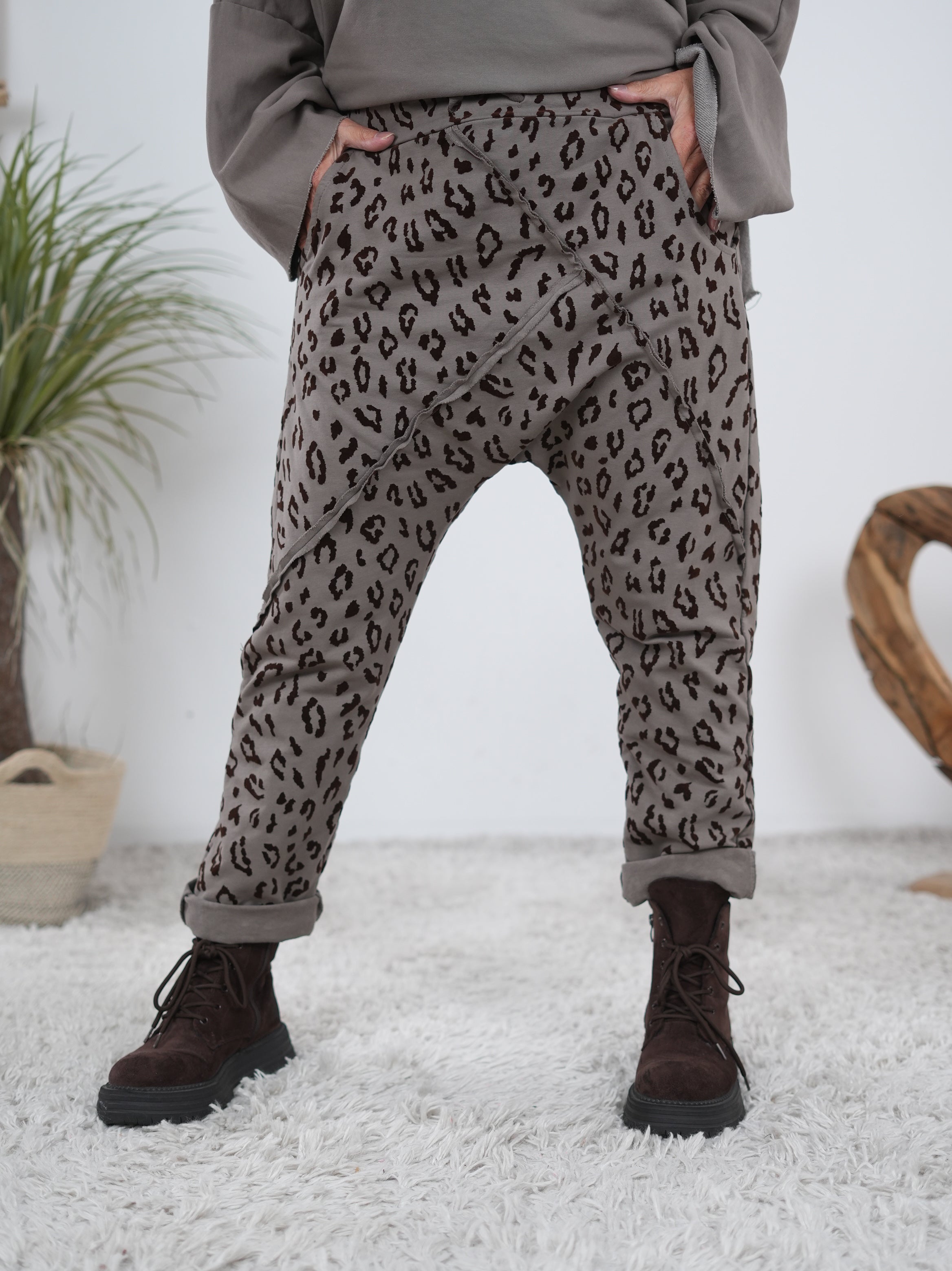 Leo Baggy mit Außennähten Taupe