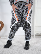 lockere Baggy im Leo Look mit Neon Details Grau