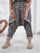 lockere Baggy im Leo Look mit Neon Details