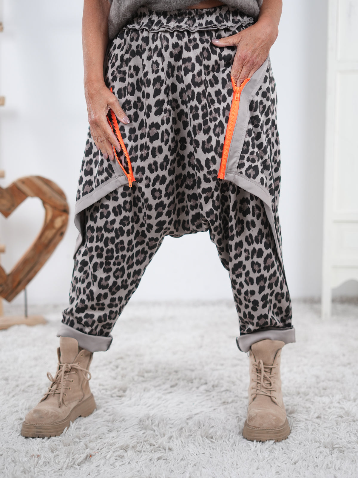 lockere Baggy im Leo Look mit Neon Details