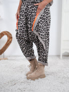 lockere Baggy im Leo Look mit Neon Details helles Taupe