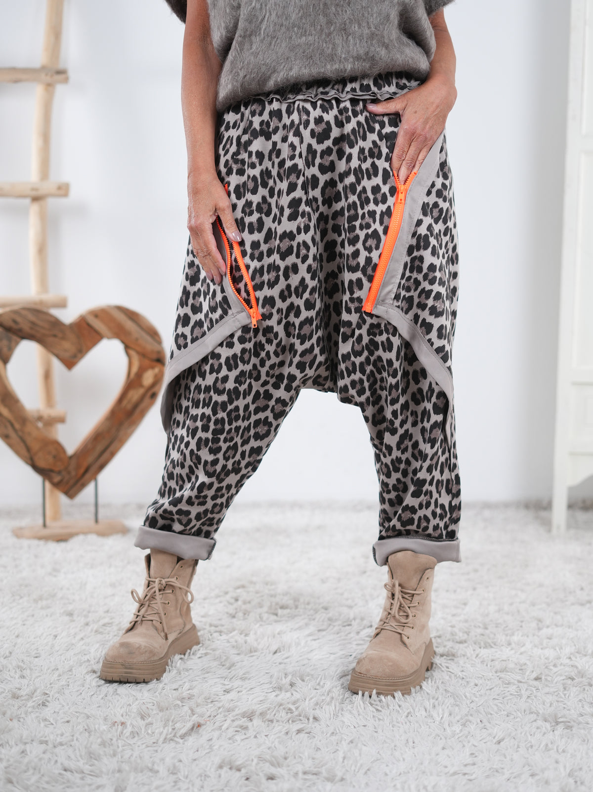 lockere Baggy im Leo Look mit Neon Details