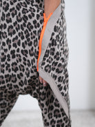 lockere Baggy im Leo Look mit Neon Details
