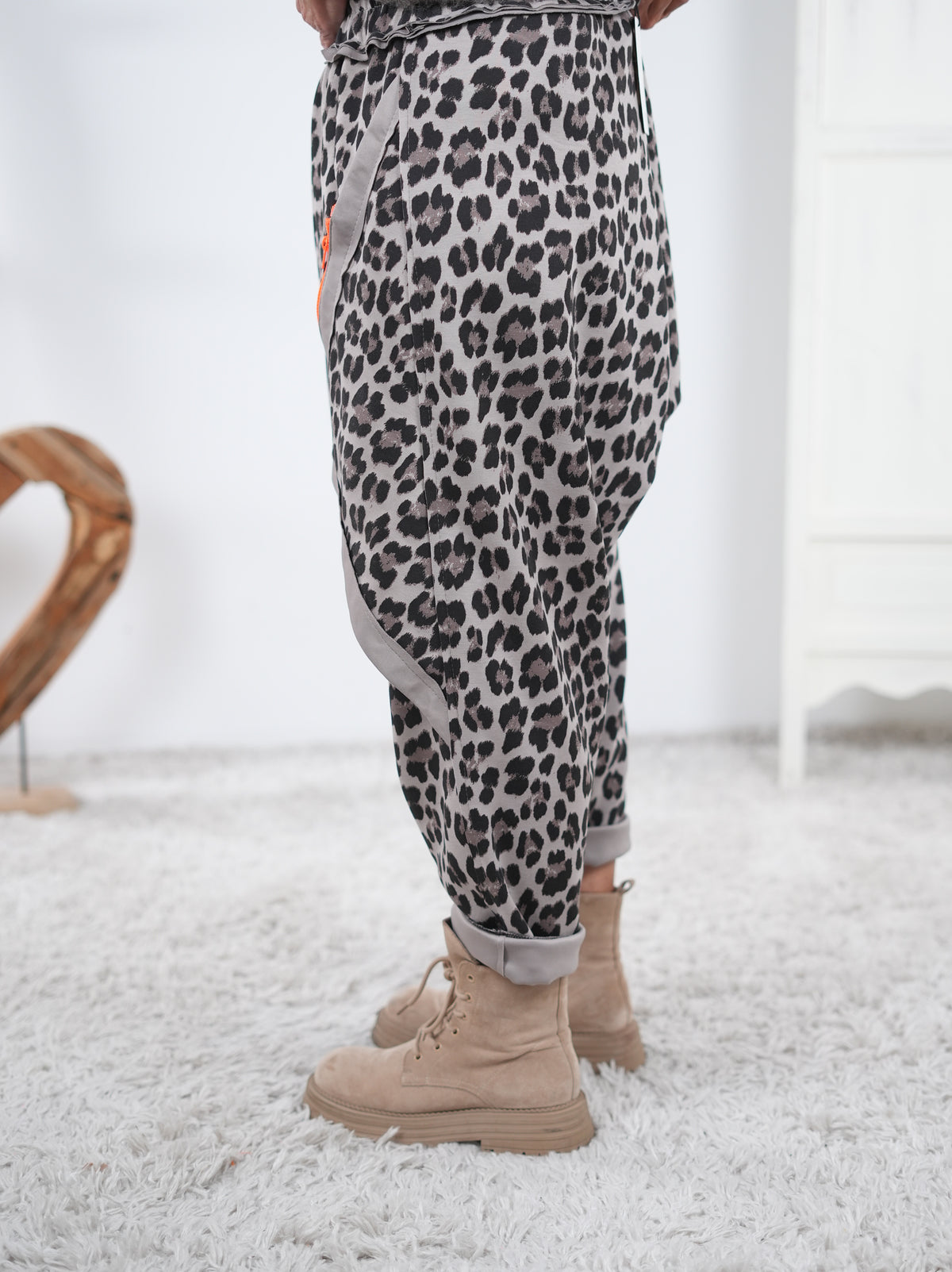 lockere Baggy im Leo Look mit Neon Details