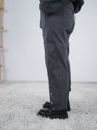 Lockere Jogpant mit diagonaler Knopfleiste