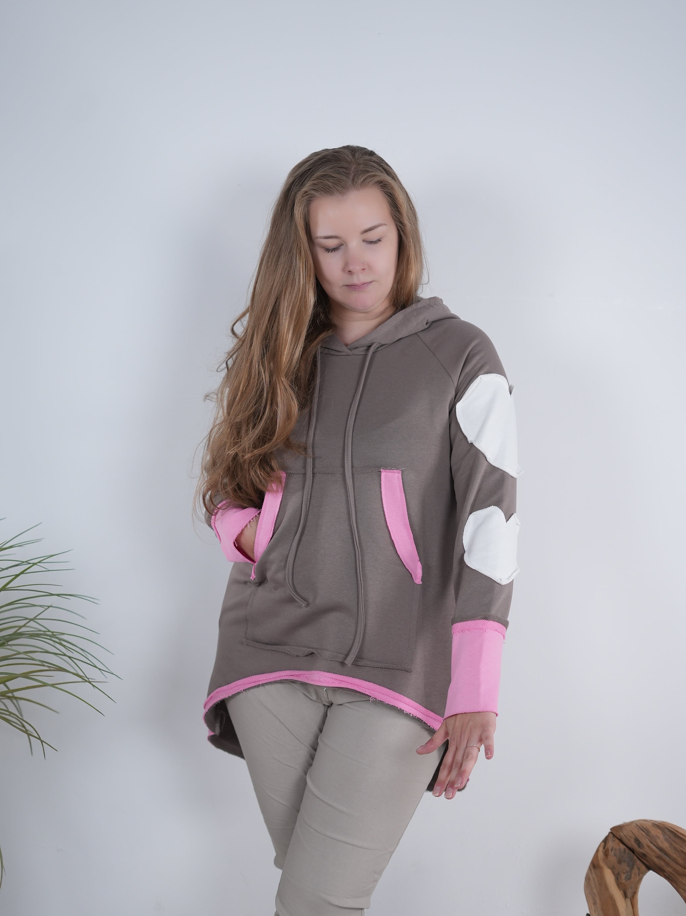Long Hoody mit Herz Patch Taupe