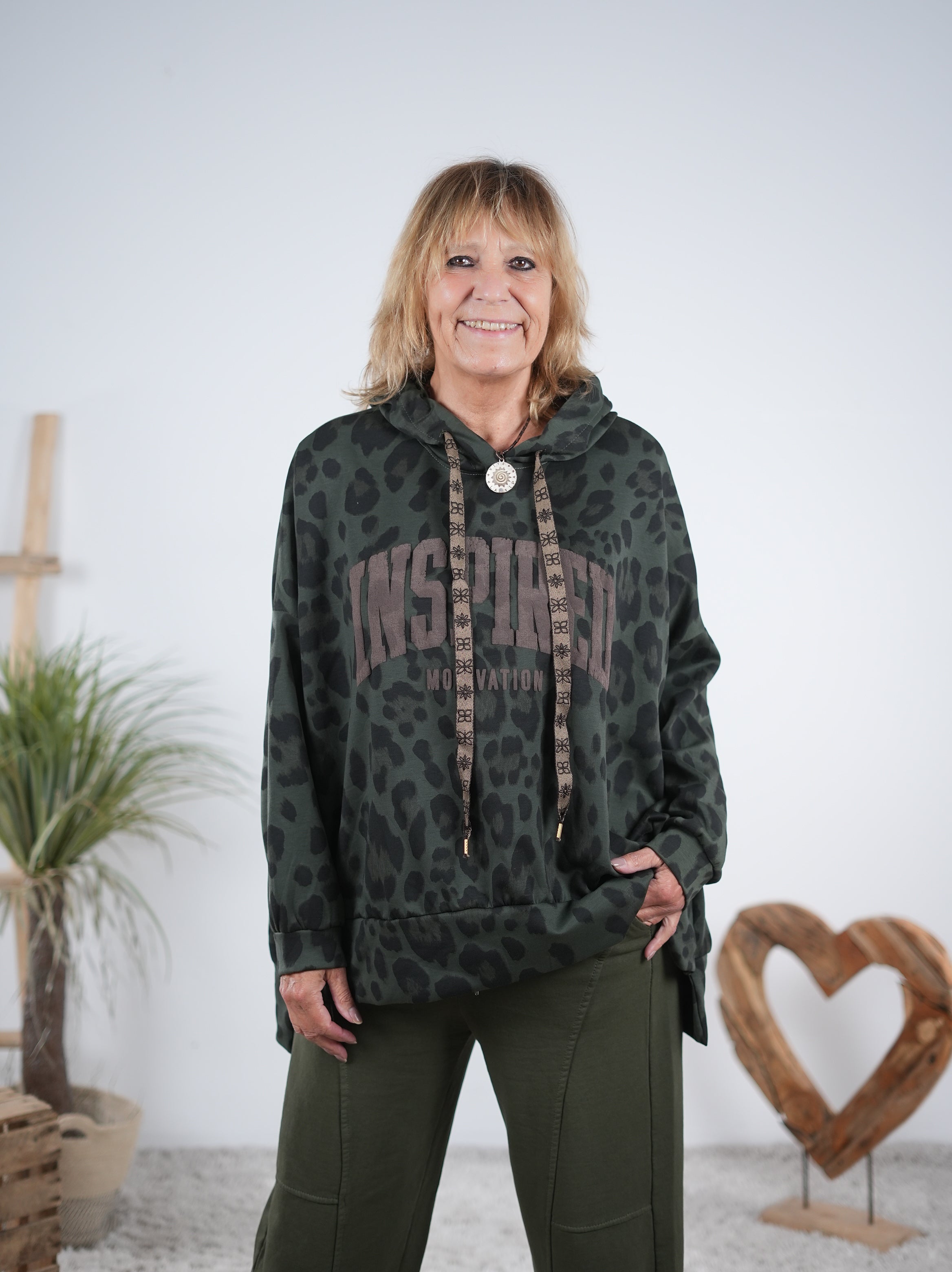 oversize Hoody im Leo Look mit "inspired" Schriftzug Olive