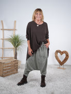 oversize Shirt im Vokuhila Schnitt mit Schriftzug auf dem Rückenteil