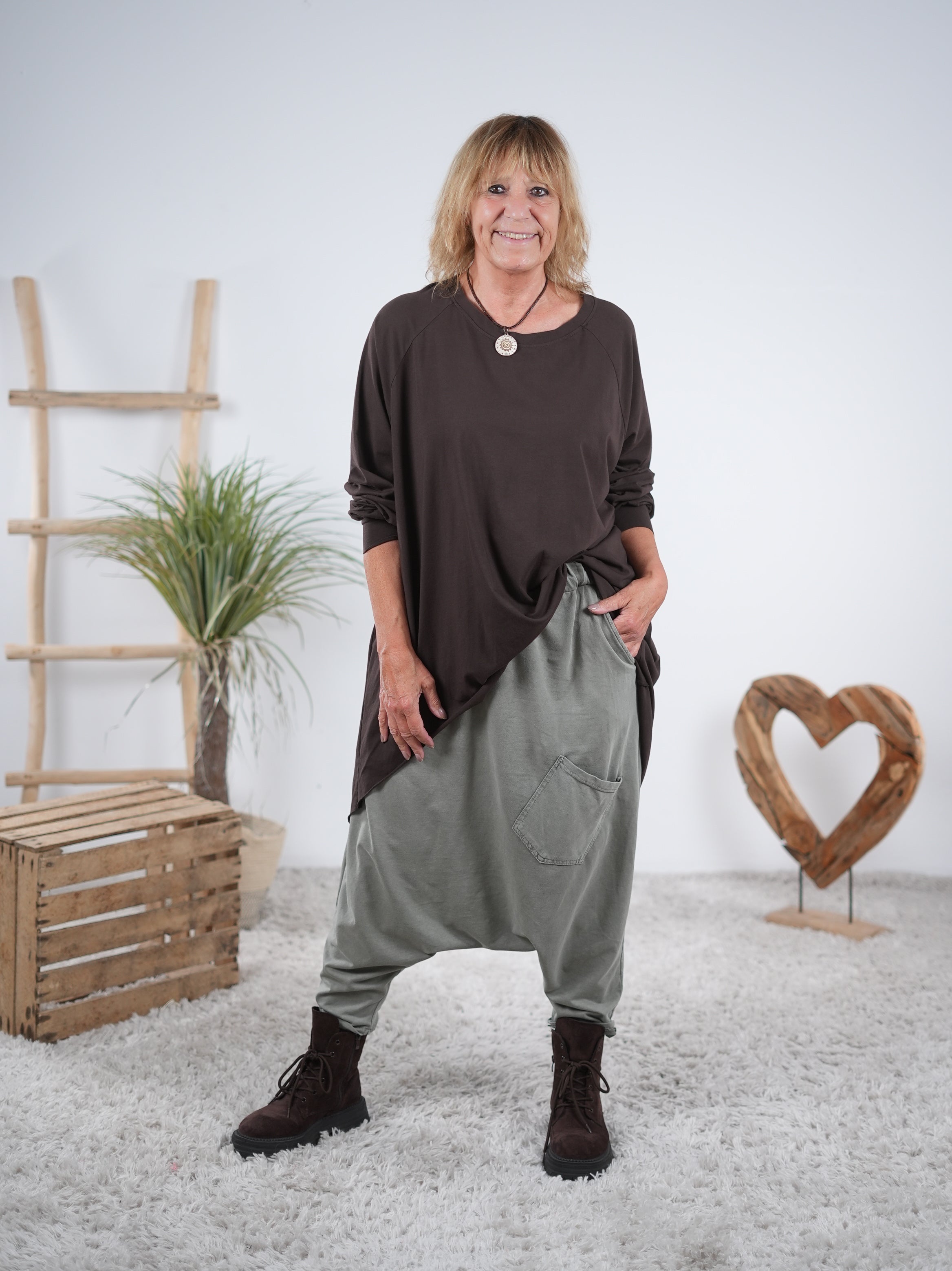 oversize Shirt im Vokuhila Schnitt mit Schriftzug auf dem Rückenteil