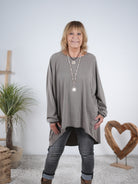 oversize Shirt im Vokuhila Schnitt mit Schriftzug auf dem Rückenteil