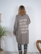 oversize Shirt im Vokuhila Schnitt mit Schriftzug auf dem Rückenteil