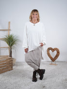 oversize Shirt im Vokuhila Schnitt mit Schriftzug auf dem Rückenteil Wollweiß