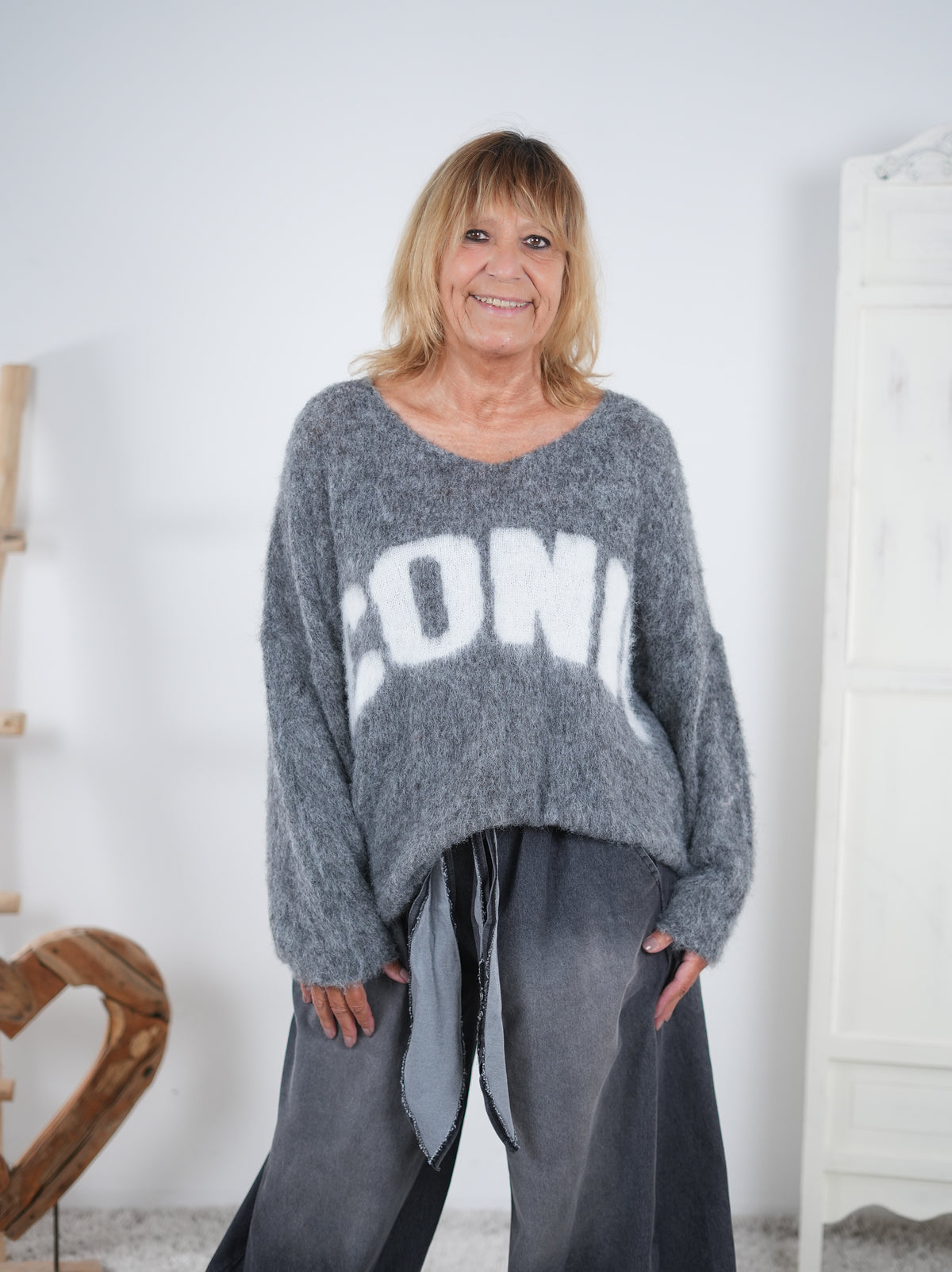 oversize Strickpulli mit Schriftzug im Vokuhila Schnitt Grau