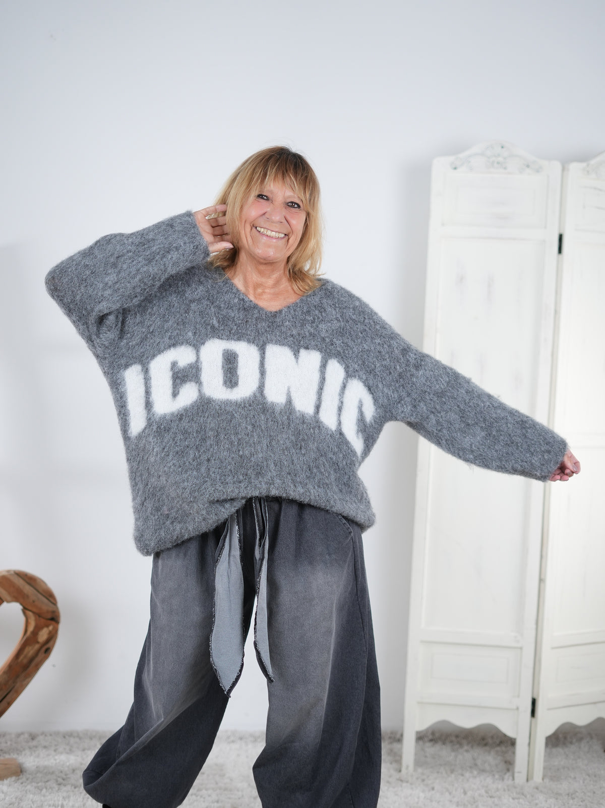 oversize Strickpulli mit Schriftzug im Vokuhila Schnitt