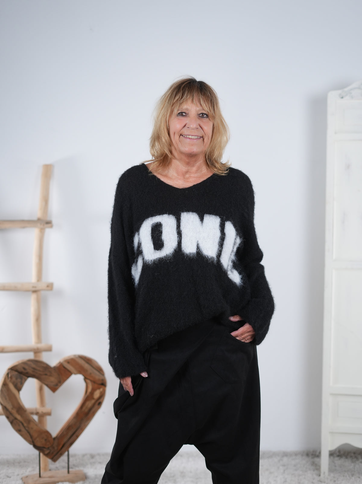 oversize Strickpulli mit Schriftzug im Vokuhila Schnitt