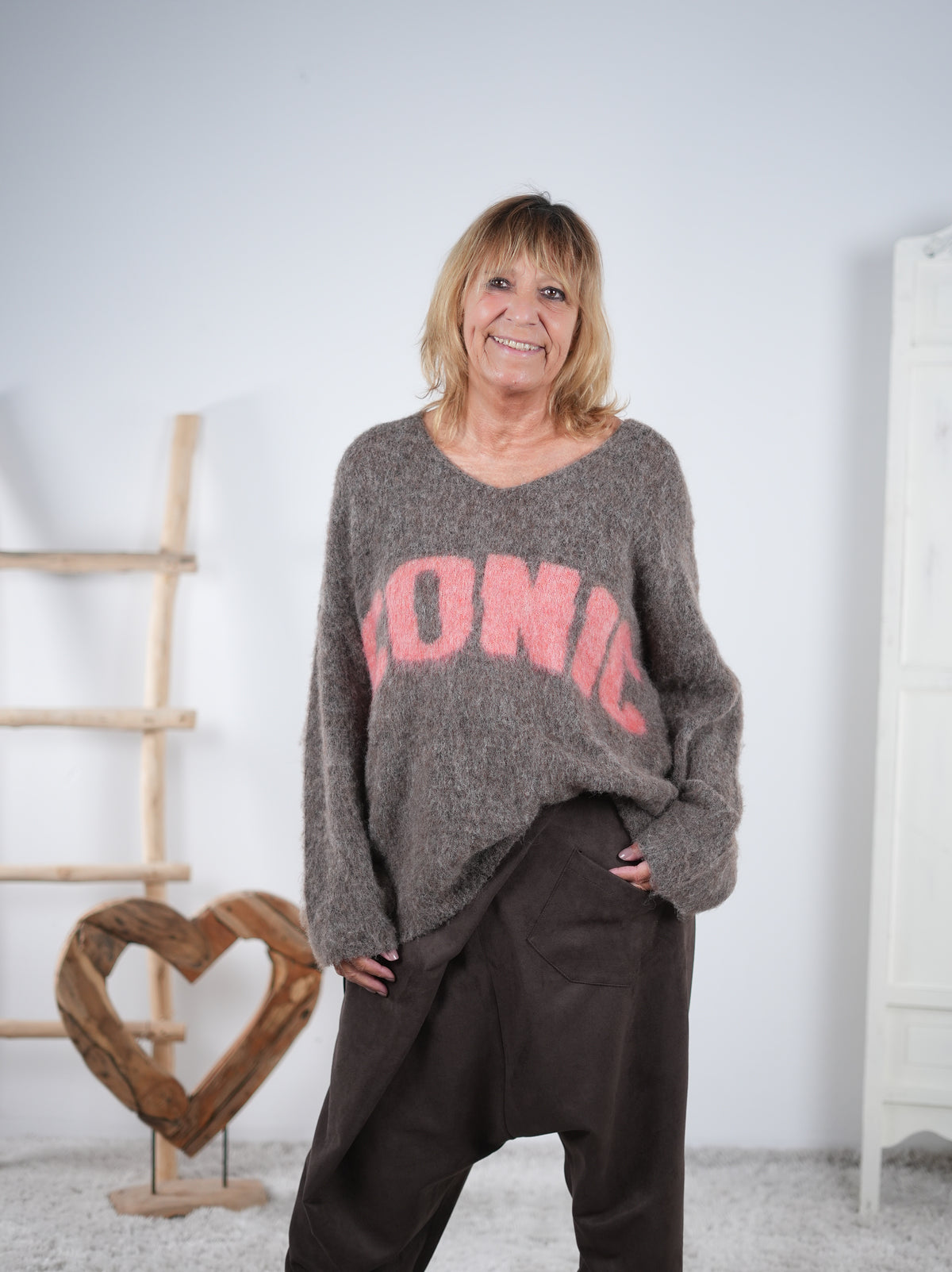 oversize Strickpulli mit Schriftzug im Vokuhila Schnitt Taupe