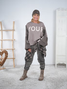 oversize Sweaty mit Schriftzug und Strickärmeln Taupe