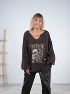 Oversize Sweaty mit "Vintage" Print und Außennähten Schoko