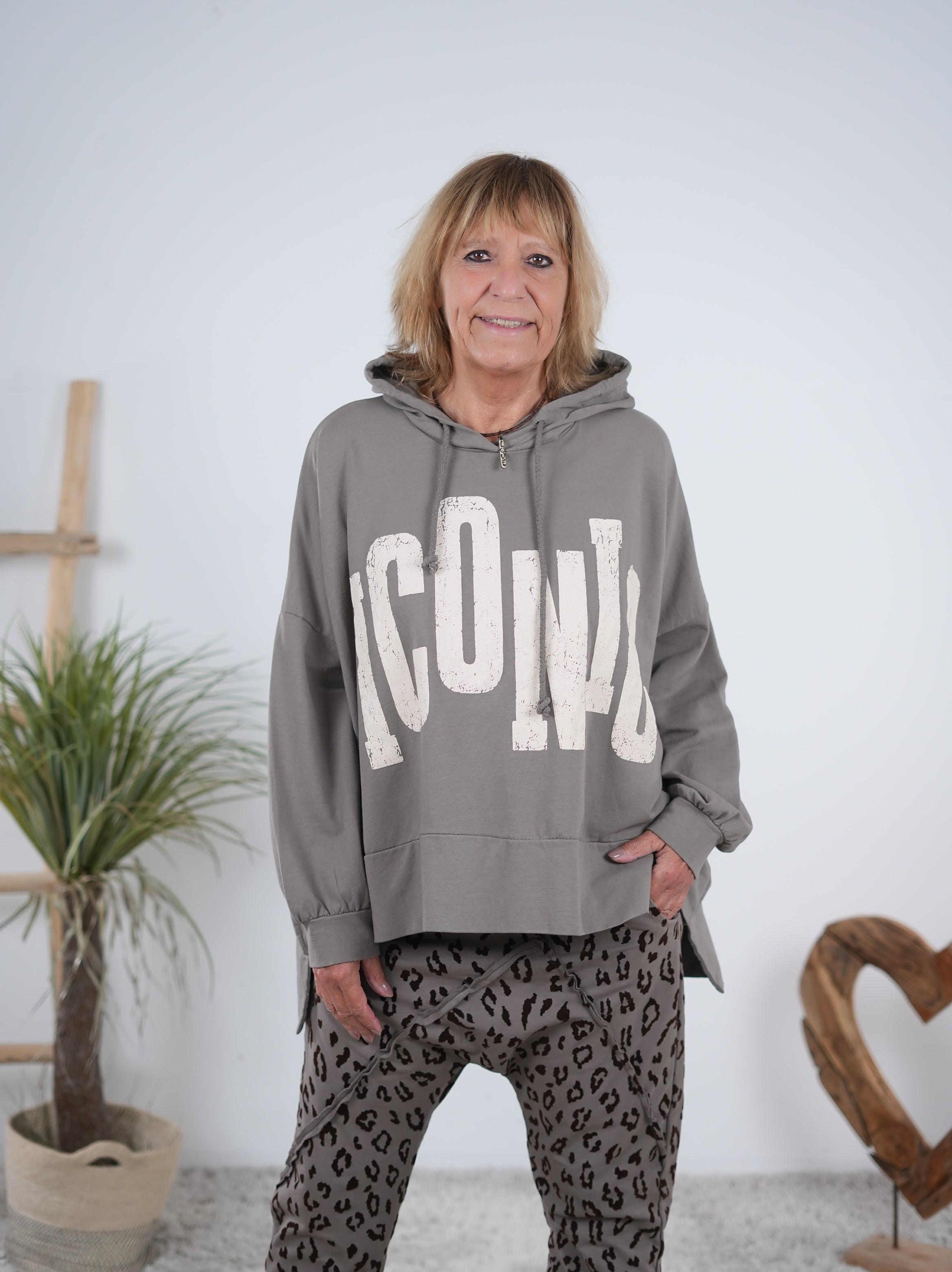 oversized Hoody im Vokuhila Schnitt mit großen Buchstaben Taupe