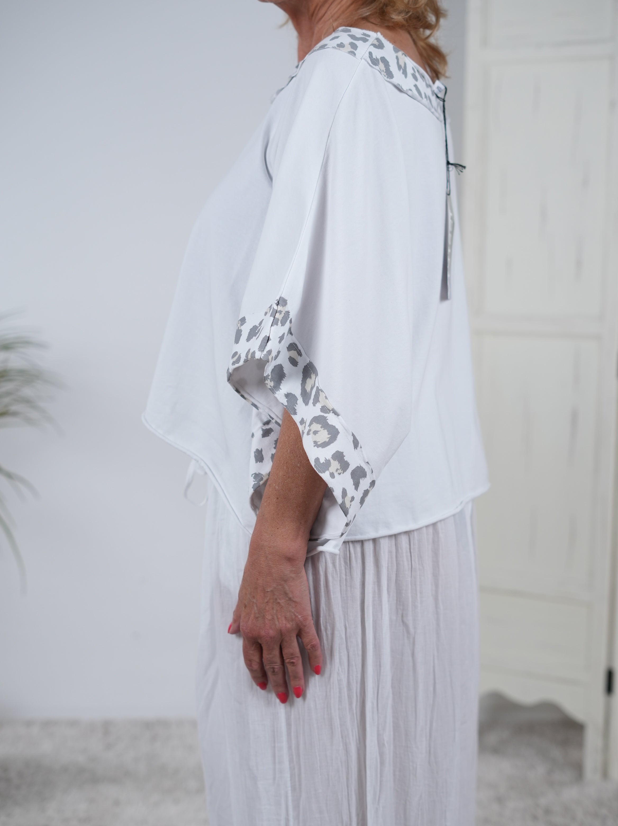 Poncho Shirt mit Leo Akzenten