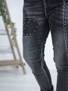 Regular Fit Jeans mit Patch und Chain, grau