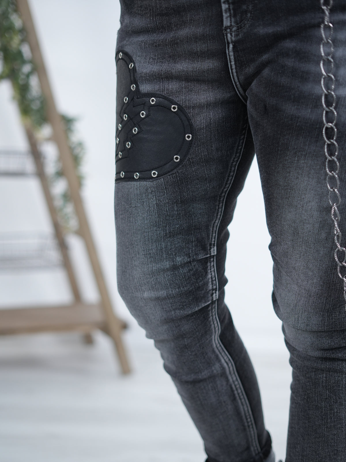 Regular Fit Jeans mit Patch und Chain, grau