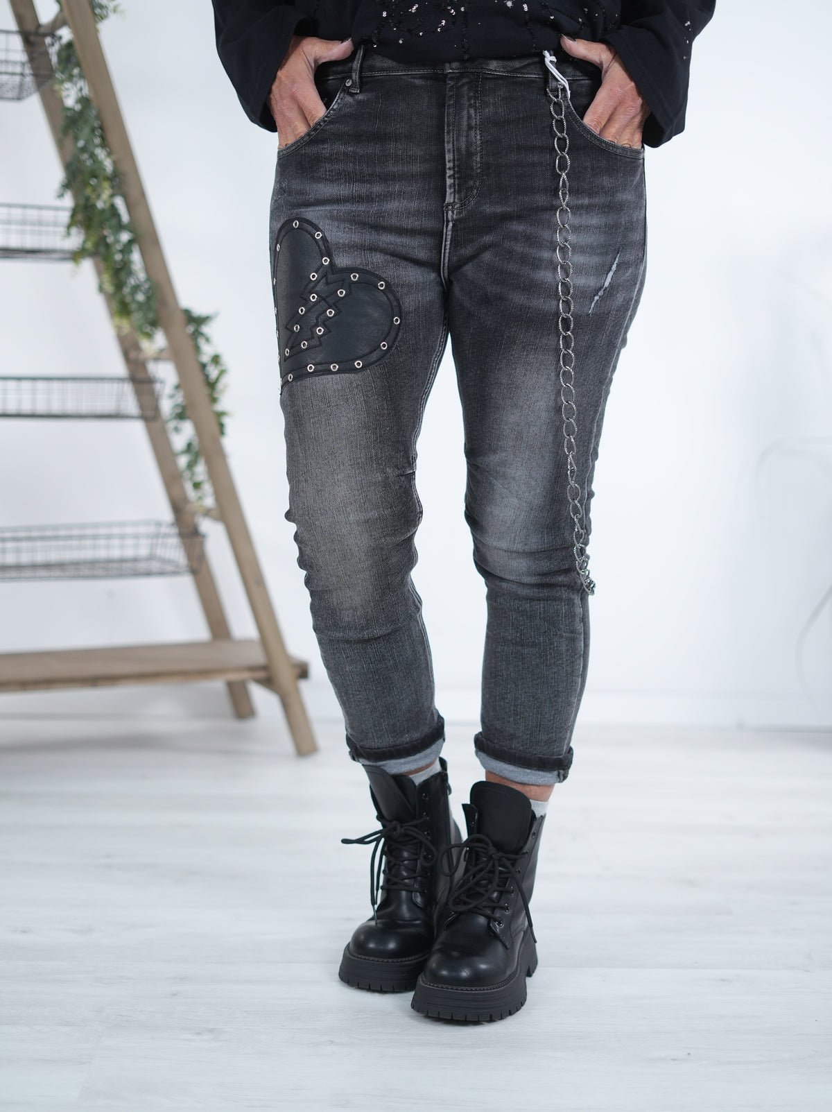 Regular Fit Jeans mit Patch und Chain, grau