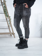 Regular Fit Jeans mit Patch und Chain, grau