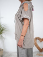 Shirt mit Cut Outs und fransigen Applikationen