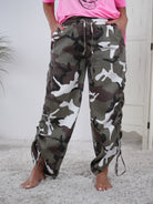 Sportliche Camouflage Pants mit seitlicher Raffung Olive
