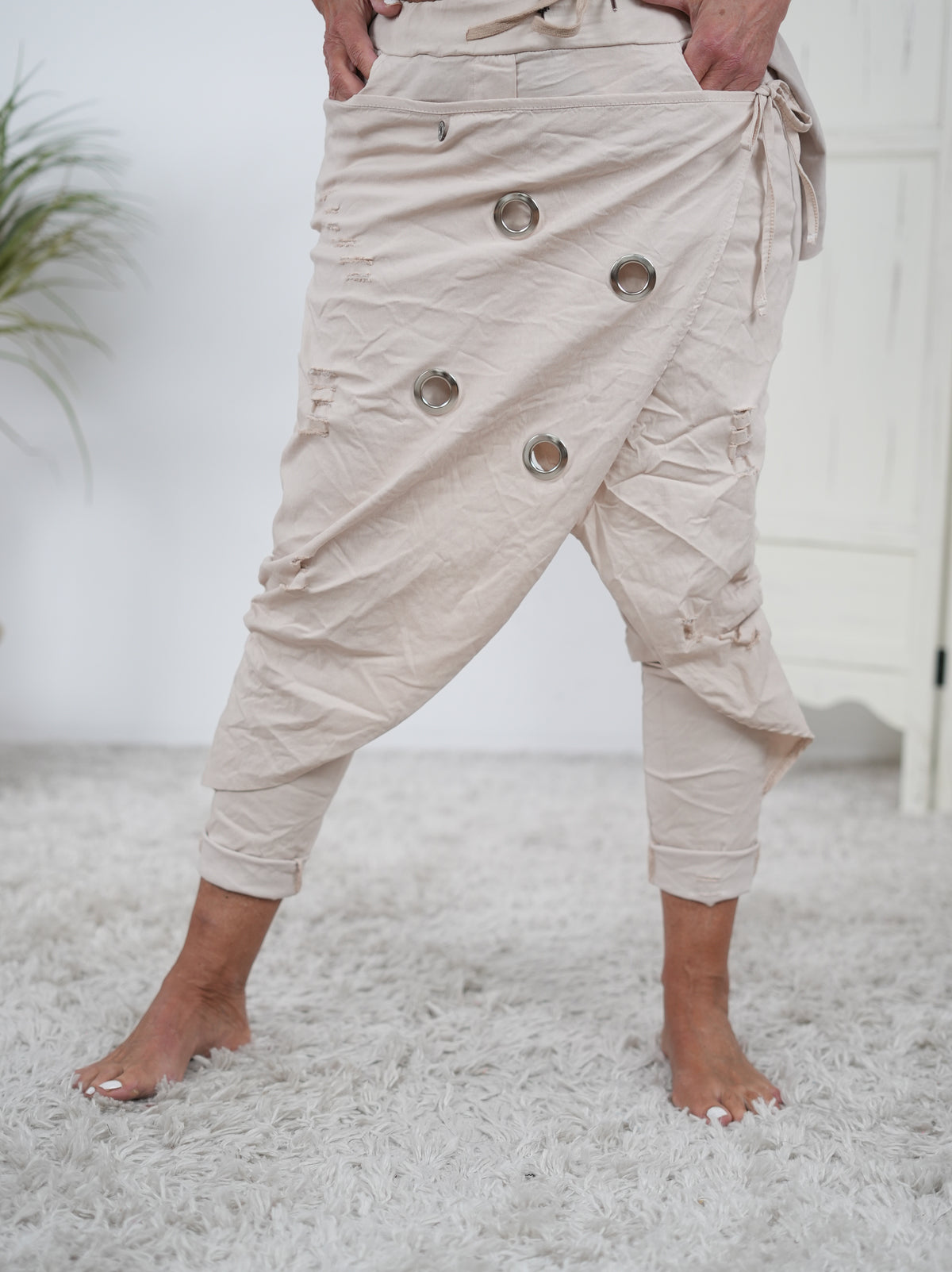 Sportliche Jogpant im ausgefallenen Schnitt mit destroyed Elementen Beige